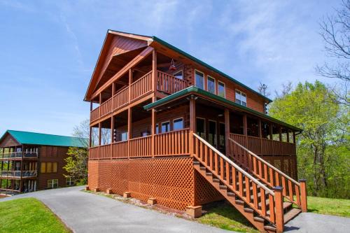 Bear Hug Cabin- Mtn View, Hot Tub, Theater in Sevierville, USA