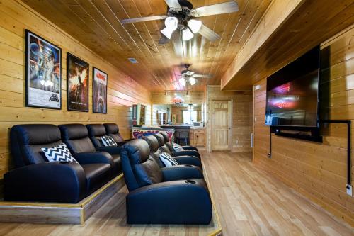 Bear Hug Cabin- Mtn View, Hot Tub, Theater in Sevierville, USA
