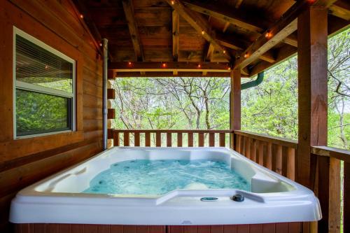 Bear Hug Cabin- Mtn View, Hot Tub, Theater in Sevierville, USA