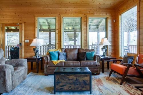 Bear Hug Cabin- Mtn View, Hot Tub, Theater in Sevierville, USA