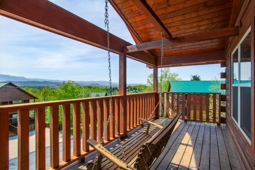 Bear Hug Cabin- Mtn View, Hot Tub, Theater in Sevierville, USA