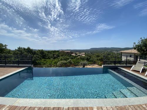 Tres belle villa neuve vue mer avec piscine chauffee