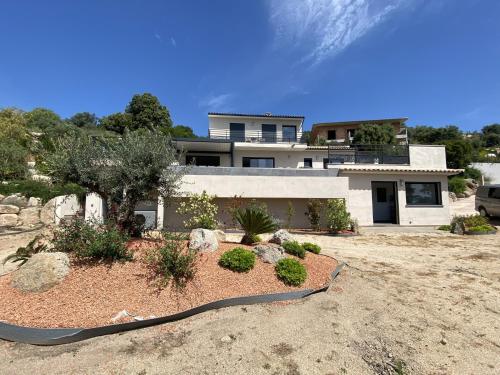 Tres belle villa neuve vue mer avec piscine chauffee