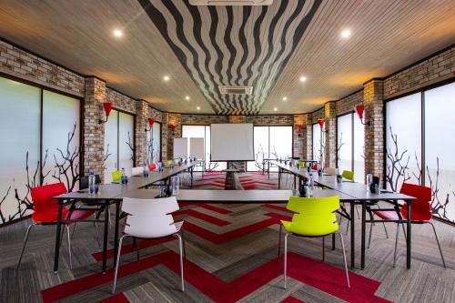 Centre de negocis, 26° South Bush Boho Hotel in Krugersdorp