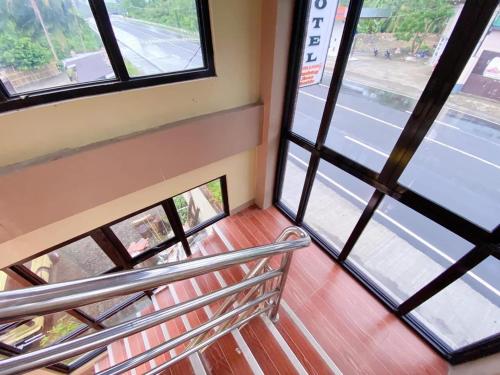 Red Palm Inn balcony room with Netflix in Baybay
