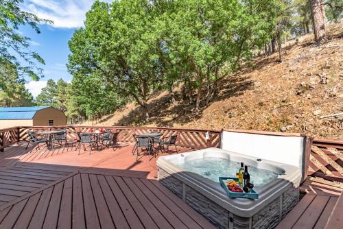 Little Creek Retreat, 4 Bedrooms, Hot Tub, Pet Friendly, Sleeps 10