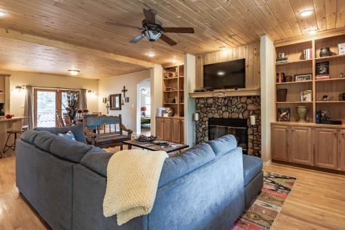 Little Creek Retreat, 4 Bedrooms, Hot Tub, Pet Friendly, Sleeps 10