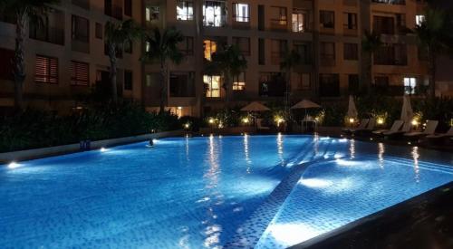 Swimming pool, Airy & Beauty 2BR - Masteri Thao Dien - Free Pool & Gym, Netflix in District 2