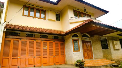 Dago Asri House (3 Bedrooms, 6 Pax, 500m2), Bandung