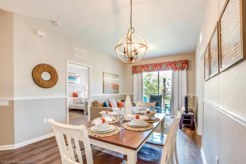 Spacious Vista Cay Condo, near Resort Pool in Orlando, USA