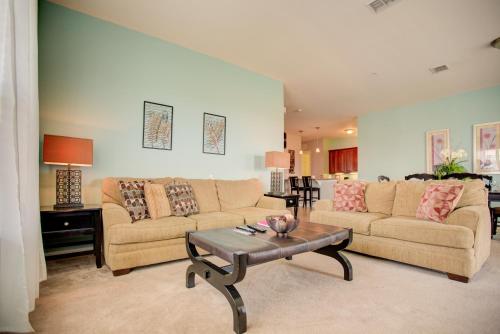 Top-Floor Luxurious LAKEVIEW Condo in Orlando, USA