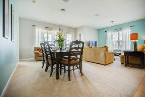 Top-Floor Luxurious LAKEVIEW Condo in Orlando, USA
