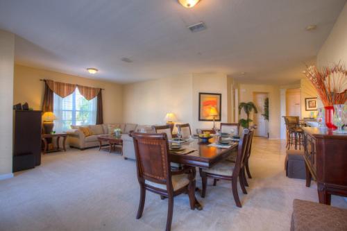 Lovely Third-Floor Vista Cay Resort Condo in Orlando, USA