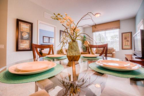 Vista Cay Condo w FREE Resort Access, near Disney in Orlando, USA