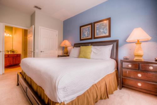 Vista Cay Condo w FREE Resort Access, near Disney in Orlando, USA