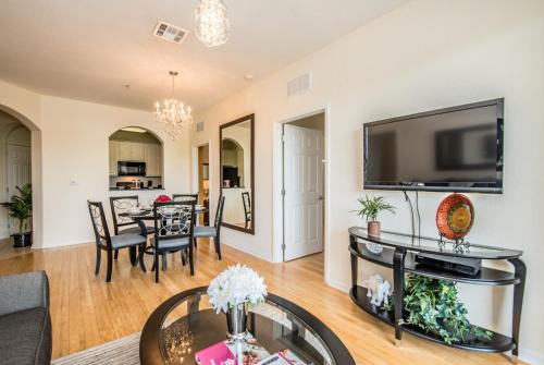 Luxurious Condo w Modern Design, near Disney