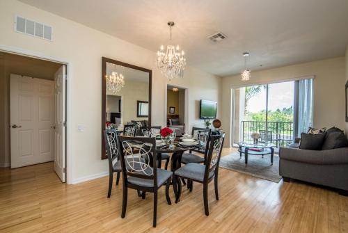 Luxurious Condo w Modern Design, near Disney