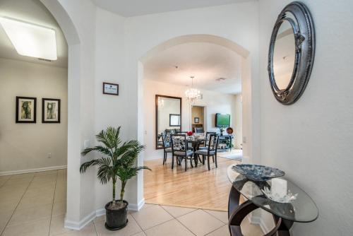 Luxurious Condo w Modern Design, near Disney