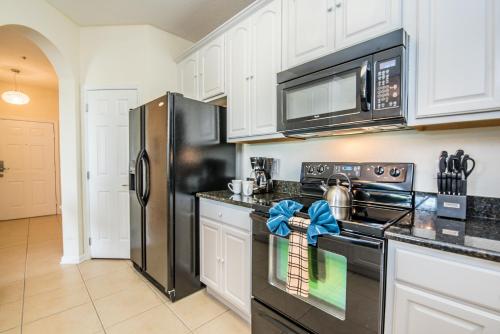 Luxurious Condo w Modern Design, near Disney