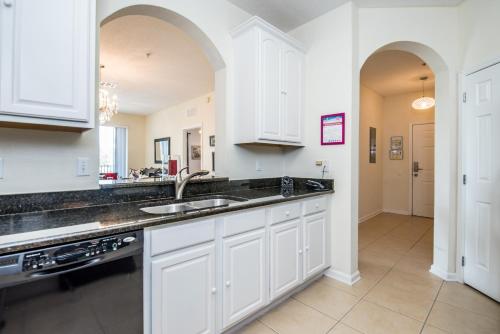 Luxurious Condo w Modern Design, near Disney