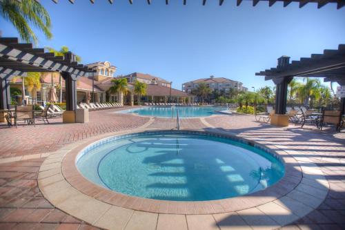 Luxurious Condo w Modern Design, near Disney