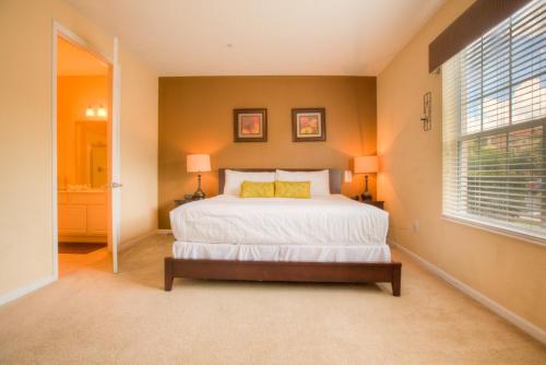 Stylish Condo at Vista Cay Resort Minutes to WDW in Orlando, USA