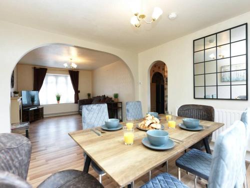 Central Three Bedroom House with Garden gîte à louer Lilleshall