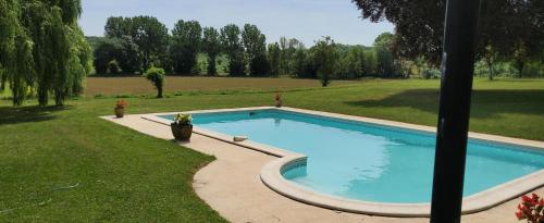 Sleeps 8 with Pool and Pet-Friendly gîte à louer Moutou