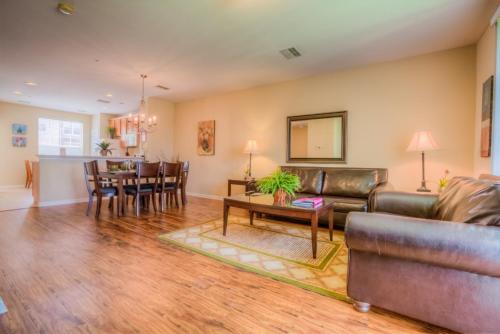 Gorgeous Townhome w FREE Resort Access in Orlando, USA