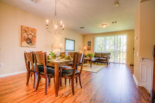 Gorgeous Townhome w FREE Resort Access in Orlando, USA
