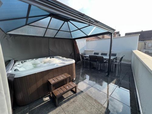 Appartement haut de gamme avec Jacuzzi Champagnole - Location saisonnière - Champagnole