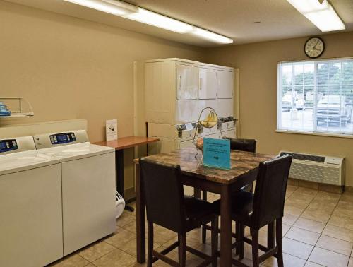 Sonesta Simply Suites Kansas City Overland Park - image 9