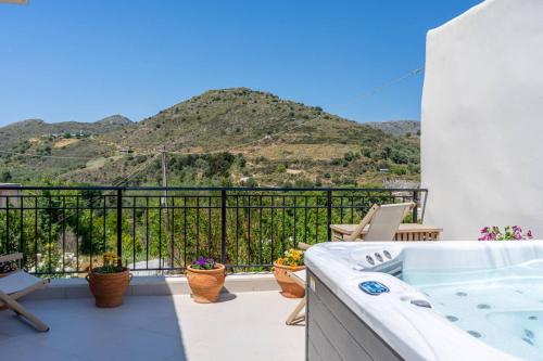 Casa Kastella, private jacuzzi & BBQ facilities!