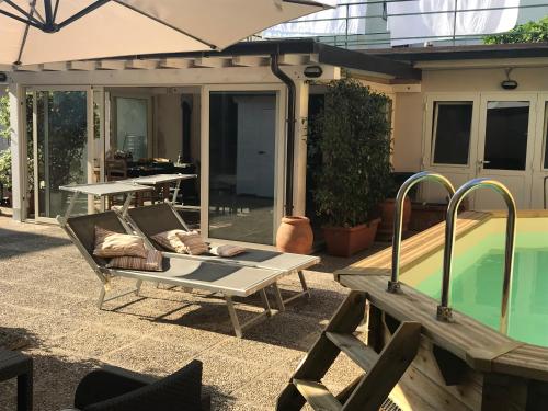 Peldbaseins, A Casa Nostra in Massa E Cozzile
