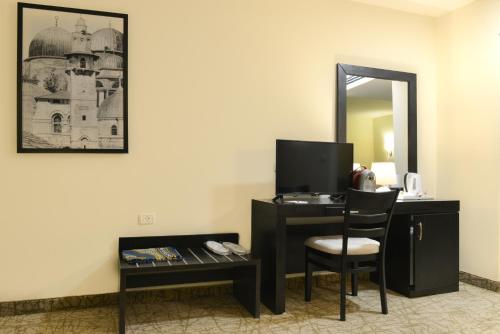 Standard Family Room image 10