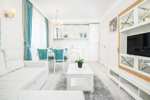 Deluxe Two-Bedroom Apartment image 7
