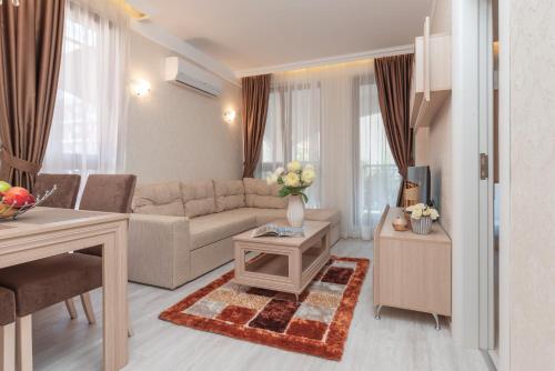 Deluxe One-Bedroom Apartment image 9