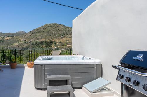 Casa Kastella, private jacuzzi & BBQ facilities!