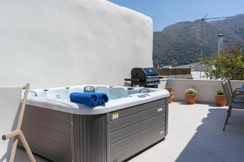 Casa Kastella, private jacuzzi & BBQ facilities!