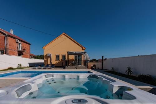 Villa Family and Friends private heated pool with jacuzzi