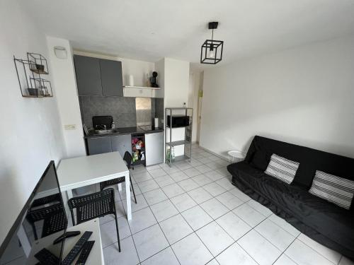 Le Studio 18 à Nîmes, proche centre ville & Gare TGV, Wifi Balcon