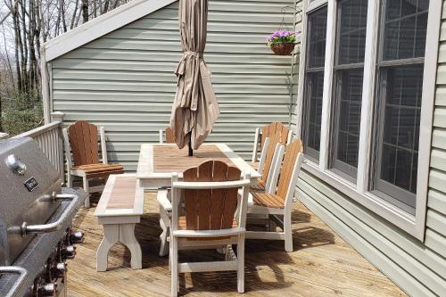Poconos Townhome - Walk to Big Boulder Lake! in Lake Harmony, USA