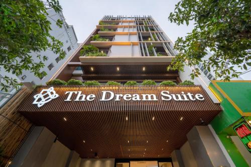 360607533 The Dream Suite