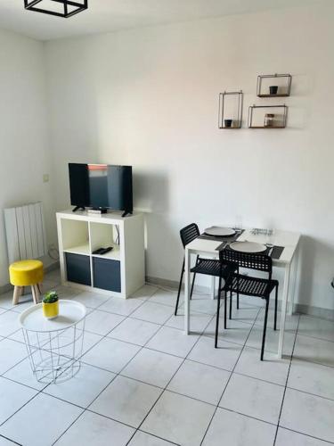 Le Studio 18 à Nîmes, proche centre ville & Gare TGV, Wifi Balcon - Location saisonnière - Nîmes