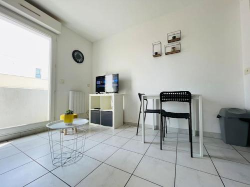 Le Studio 18 à Nîmes, proche centre ville & Gare TGV, Wifi Balcon