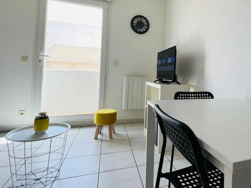 Le Studio 18 à Nîmes, proche centre ville & Gare TGV, Wifi Balcon