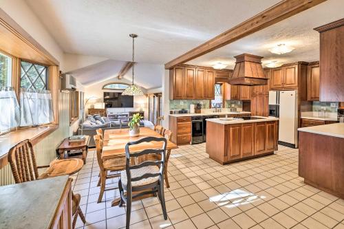 Family-Friendly Getaway - 1 Mi to Pocono Lake! in Pocono Pines, USA