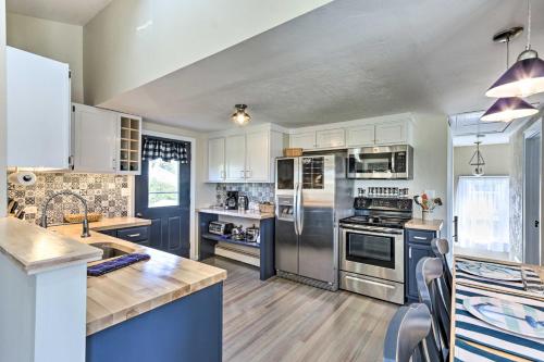 Westbrook Home with Ocean Views - Walk to Beach in Westbrook, USA