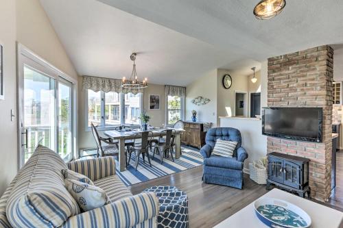 Westbrook Home with Ocean Views - Walk to Beach in Westbrook, USA