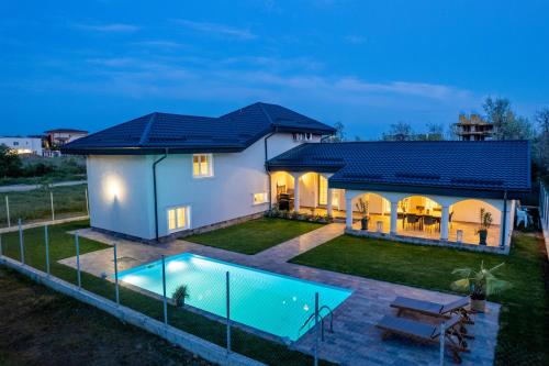 Pool House Mamaia 2